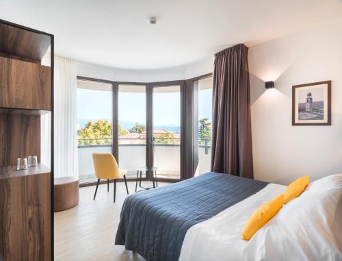 Un pat sau paturi într-o cameră la Rivalta Life Style Hotel