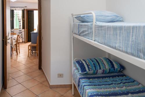 a couple of bunk beds in a room with a hallway at Appartamento SELINUNTE in Favignana