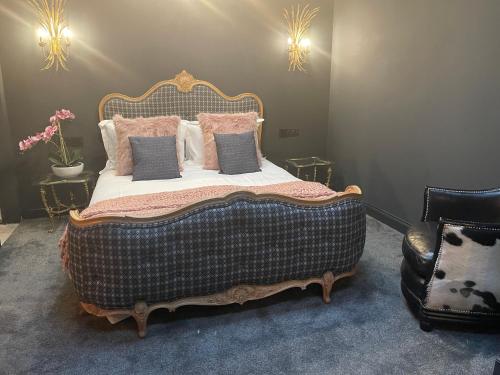 سرير أو أسرّة في غرفة في The 21 Luxury Seaside Apartment