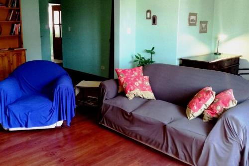 sala de estar con sofá y silla en La Casa Verde en San Salvador de Jujuy