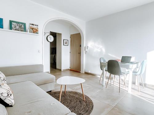 un salon avec un canapé et une table dans l'établissement Appartement T3 tout confort à 500m de la mer, à Saint-Cyr-sur-Mer
