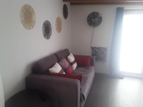 un salon avec un canapé et une fenêtre dans l'établissement Un petit coin de paradis, aux Arcs-sur-Argens