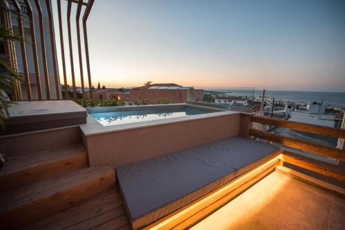 een balkon met een hot tub bovenop een gebouw bij Cataphari Luxury Villa in Chersonissos