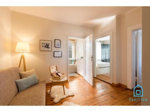 salon z kanapą i stołem w obiekcie Bay Room -15 Minutes to Gdańsk Old Town & Seaside w Gdańsku