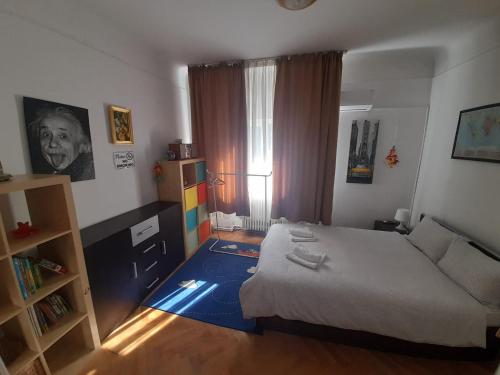 um pequeno quarto com uma cama e um sofá em Apartament Old City em Bucareste
