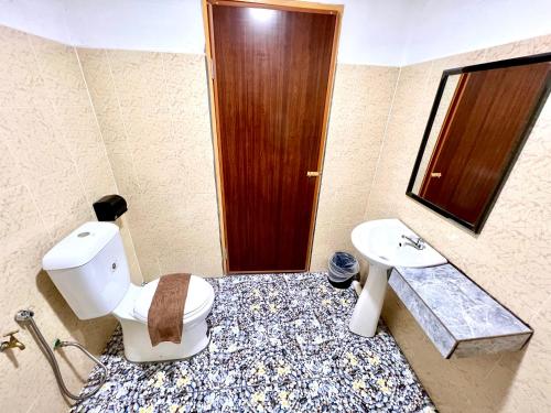 uma casa de banho com um WC e um lavatório em JR RESORT em Ranau