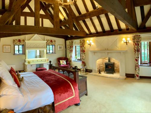 um quarto com uma cama grande e uma lareira em Old Hall Cressage em Shrewsbury