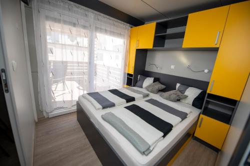 Posteľ alebo postele v izbe v ubytovaní Mali Nordsee Camp - DeLuxe Mobilehome