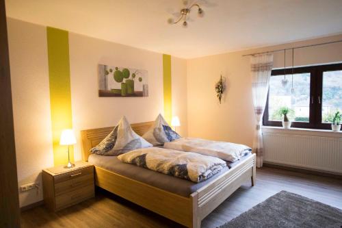 เตียงในห้องที่ Ferienwohnung Zöll-Wedra