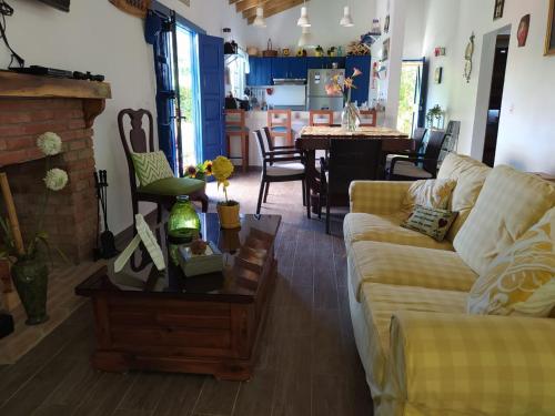 a living room with a couch and a table at Chalet los Pinos Constanza in Arroyo Frío