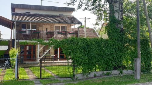 Gallery image of Sárga311 Üdülőház Szeged in Szeged