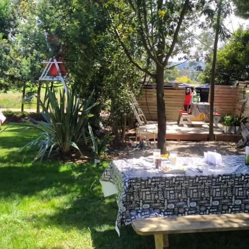 a picnic table in a yard with a tableablish at Amonita casa Campestre, vía Tunja Paipa in Tunja
