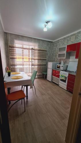 Kuchyň nebo kuchyňský kout v ubytování ЖК МАДИНА 2 КОМ. КВАРТИРА