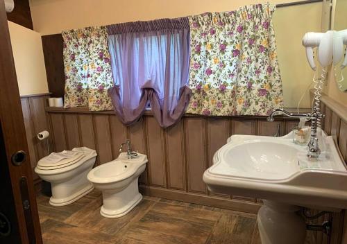 a bathroom with a toilet and a sink at B&B Villa del Sole Relais in Agrigento