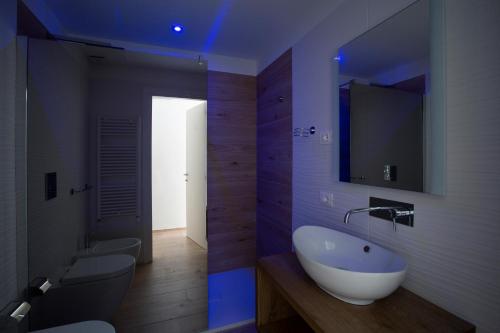 a bathroom with two toilets and a tub and a sink at B&B Rais Luxury Rooms in Vieste