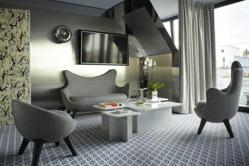un salon avec deux chaises et une table dans l'établissement Sublime Suite à saint Germain des Près (Montana 7), à Paris