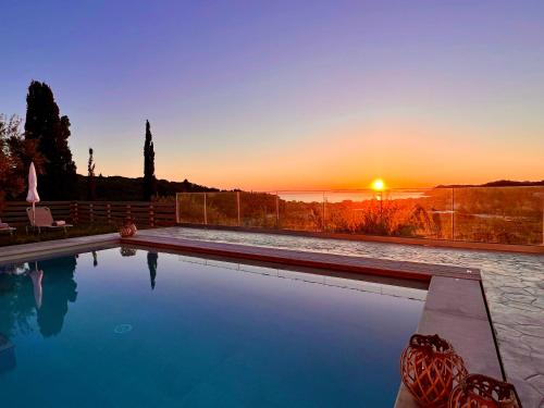 Bazén v ubytovaní Luxury Villa Makris with private heatable pool by DadoVillas alebo v jeho blízkosti