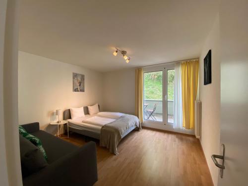 Postel nebo postele na pokoji v ubytování Galaxy Apartments Lucerne