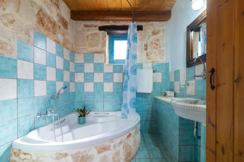 Phòng tắm tại Strofilia Stone Residences