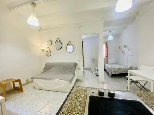 uma sala de estar com uma cama e um lavatório em 07 Basic Center Barcelona3 1 em Barcelona