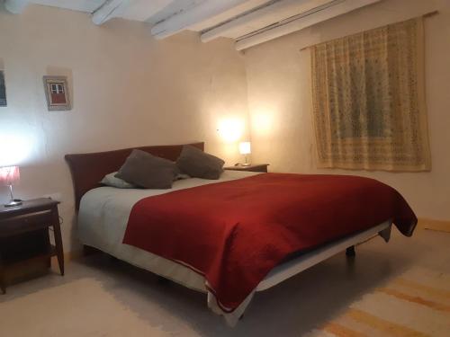A bed or beds in a room at Bonita Casa Rural en la Sierra de Aracena