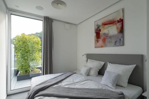 Un pat sau paturi într-o cameră la NEU MoselTOP Penthouse - traumhaft