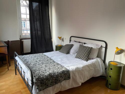 una camera con letto, scrivania e finestra di Il Piano Nobile a Colmar