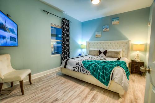 1 dormitorio con 1 cama y 1 silla en Laketown Wharf 735 By Aneliya en Panama City Beach