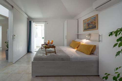 una camera da letto con un grande letto con un tavolo sopra di Apartman MatLuk1 a Dubrovnik