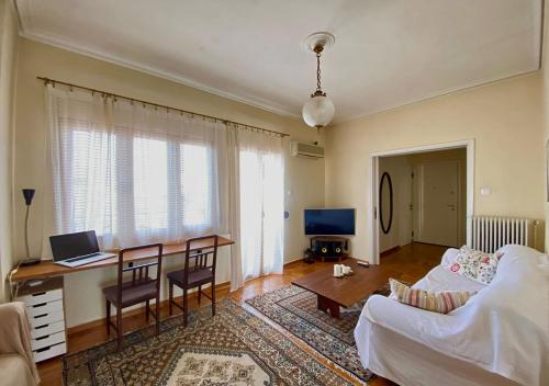Sunny Apartment (90m2) in Athens center