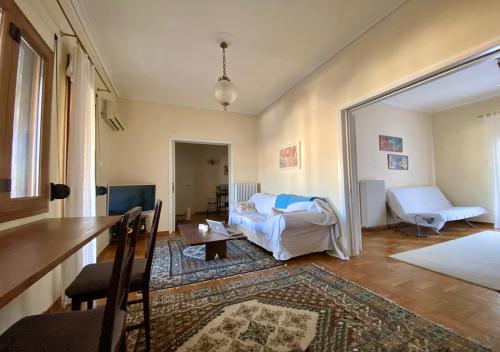 Sunny Apartment (90m2) in Athens center