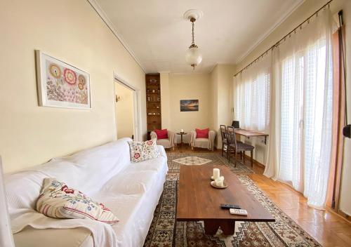 Sunny Apartment (90m2) in Athens center