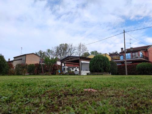 a yard with a house and a house at I Due Orfici in Cona