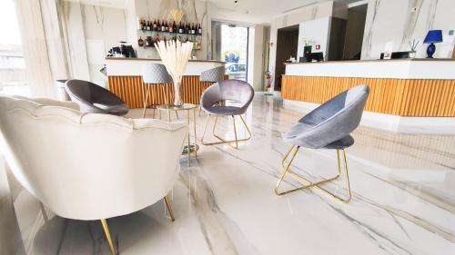 a room with three chairs and a counter at Catania Sea Palace Hotel in Catania