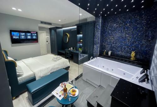 WHITE CROWN HOTEL في Kamëz: حمام مع سرير وحوض استحمام في الغرفة