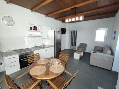 una cucina e una sala da pranzo con tavolo e sedie di Apartamentos Risco Verde a Arinaga