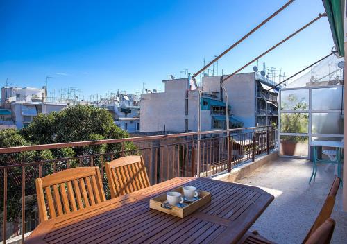 Sunny Apartment (90m2) in Athens center