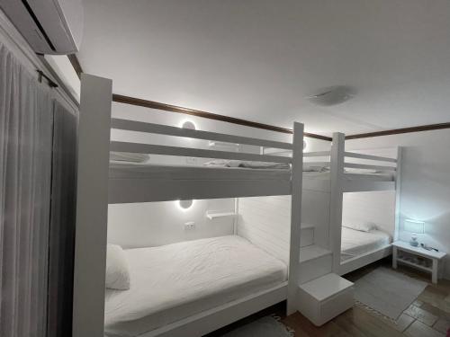 A bed or beds in a room at Sarwnisland