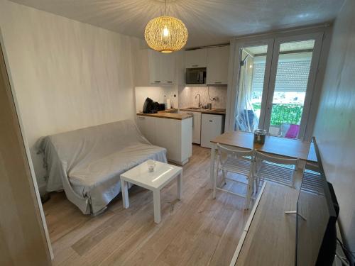 Cette petite chambre comprend un lit, un bureau et une cuisine. dans l'établissement Studio cabine vue mer, à Mauguio