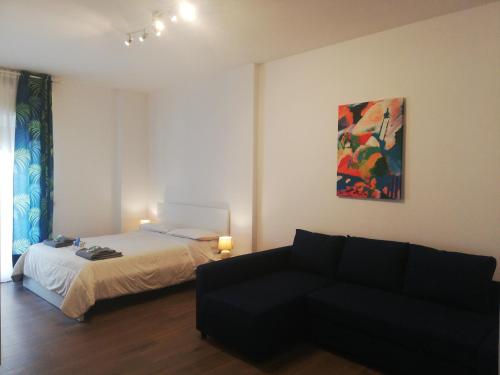 sala de estar con cama y sofá en Residenze Sorrentino, en Bari