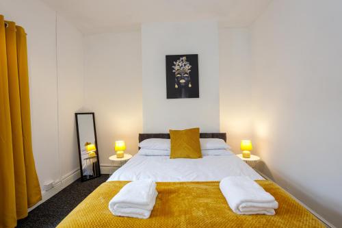 Katil atau katil-katil dalam bilik di Staywhenever HS- 4 Bedroom House, King Size Beds, Sleeps 9