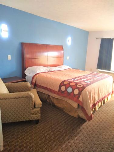 une chambre d'hôtel avec un lit et une chaise dans l'établissement Relax Inn Canton, à Canton