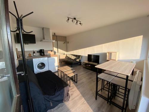 um pequeno apartamento com uma cozinha e uma sala de estar em Studio 20m2 Avec Terrasse 16m2 Vue sur la Vallée em Habère-Poche