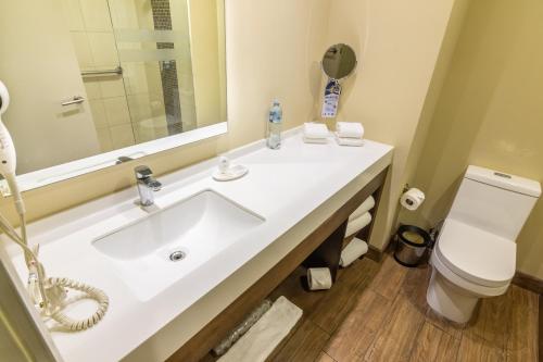 Bilik mandi di LATAM HOTEL Plaza Pradera Quetzaltenango
