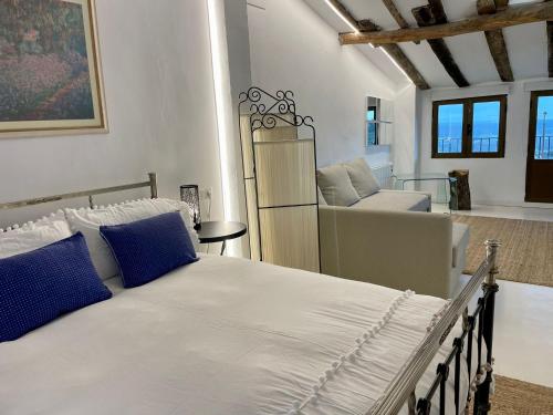 Un dormitorio con una cama y una sala de estar. en Casa Árbol, en Pedro Bernardo