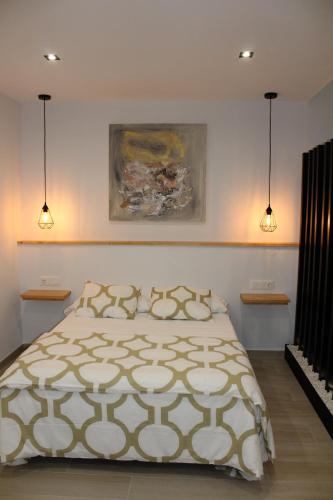 Loft Azalea في قرطبة: غرفة نوم بسرير واضاءين على الحائط
