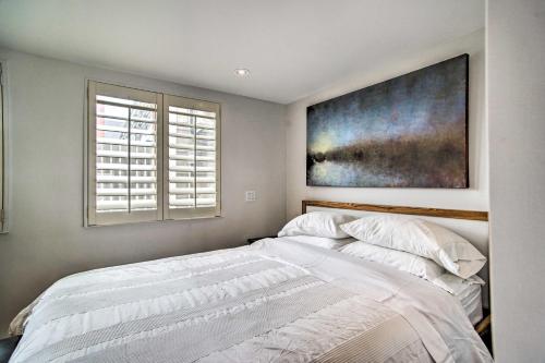 Ένα ή περισσότερα κρεβάτια σε δωμάτιο στο Waterfront Provincetown Condo on Commercial St!