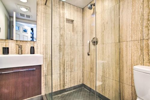 Ένα μπάνιο στο Waterfront Provincetown Condo on Commercial St!
