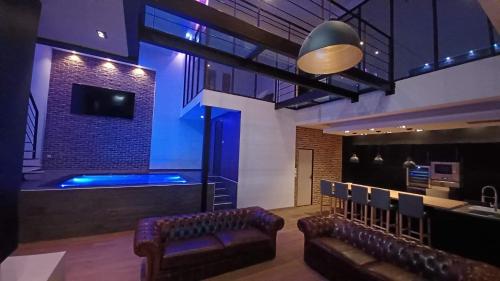 une salle avec un bar et une piscine dans l'établissement loft d architecte spa sauna billard 12 places ultra contemporain, à Ferrière-la-Grande