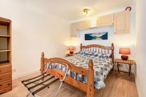 Un dormitorio con una cama de madera en una habitación. en Starboard, en Yarmouth